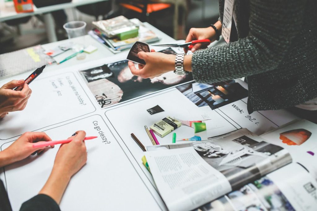 Designers e desenvolvedores devem seguir o que o cliente fala